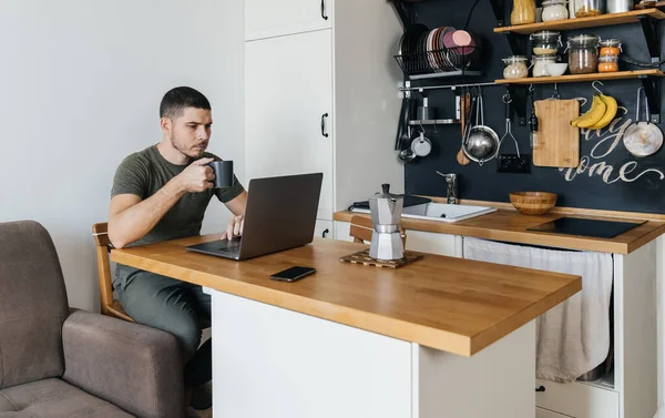 Homem Trabalha Laptop Interior Uma Cozinha Doméstica Trabalho Remoto Durante — Fotografia de Stock