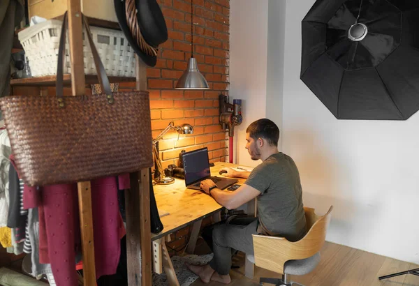 Молодой Человек Работает Столом Ноутбуком Спальне Удаленная Работа Рабочее Место — стоковое фото