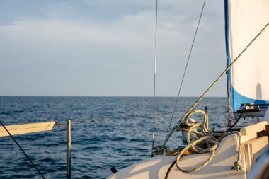 Pahalı bir yatın güvertesinde, deniz manzarasının arka planına karşı bir halatla davul vinci..