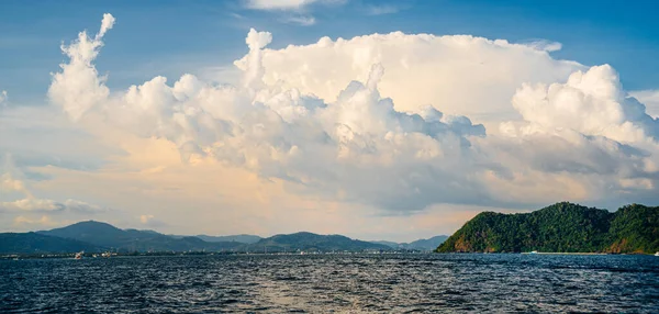 シースケープ 表現力豊かな空の雲の下の海と島 — ストック写真