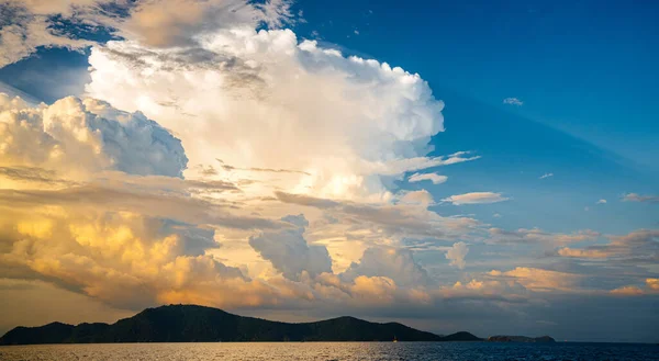 天空の風景 熱帯の夏の日没時に表現力豊かな空の雲の下の海と島 — ストック写真
