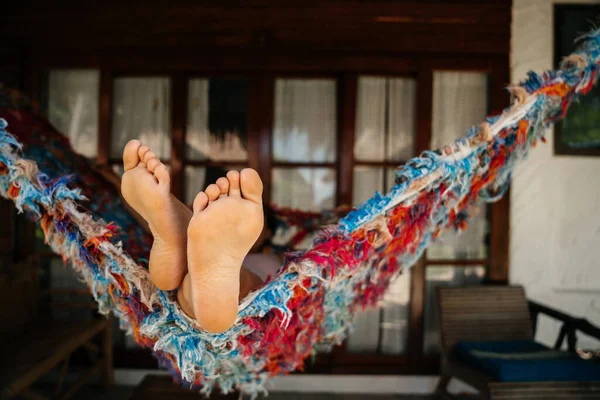 Nackte Füße Eines Mädchens Einer Gemütlichen Strickhängematte Entspannen Sie Sich — Stockfoto