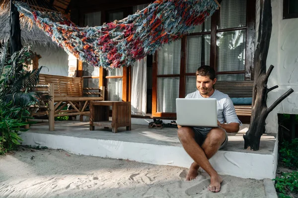 Hombre Usa Portátil Mientras Está Sentado Terraza Casa Trabajo Remoto — Foto de Stock