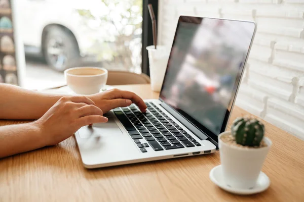 Ordinateur Portable Les Mains Féminines Utilisent Clavier Tout Tapant Surfant — Photo