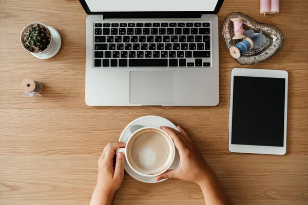 Laptop Och Kvinnliga Händer Med Cappuccino Använda Tangentbordet Bordet Ljus — Stockfoto