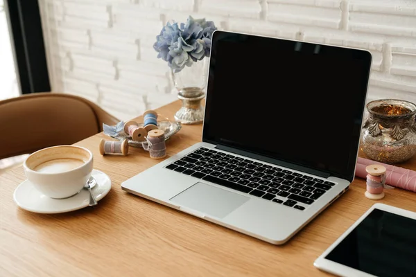 Mock Laptop Bordet Med Kaffedrycker Och Ljus Interiör — Stockfoto