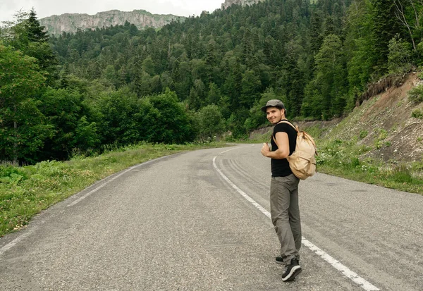 Tramper Der Mit Einem Rucksack Hut Vor Dem Hintergrund Einer lizenzfreie Stockfotos