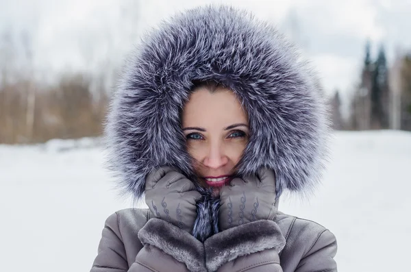 Güzel bir kadın portresi kış — Stok fotoğraf