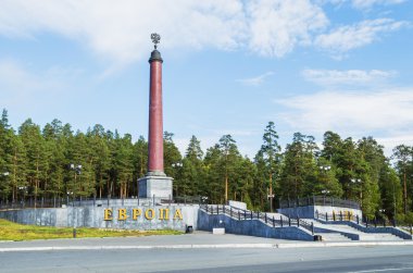 Pervouralsk, Rusya - 22 Eylül 2013: Avrupa ve Asya yakınındaki Pervouralsk, Sverdlovsk oblast, Rusya sınırındaki anıt