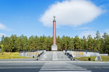 Pervouralsk, Rusya - 22 Eylül 2013: Avrupa ve Asya yakınındaki Pervouralsk, Sverdlovsk oblast, Rusya sınırındaki anıt