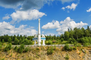 SVERDLOVSK OBLAST, RUSSIA - 12 Temmuz 2016: Güneşli bir yaz gününde Avrupa ve Asya sınırındaki anıt