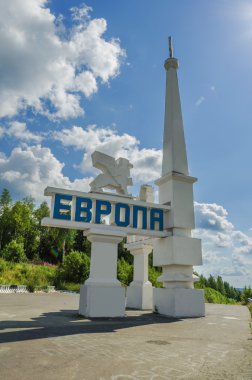 SVERDLOVSK OBLAST, RUSSIA - 12 Temmuz 2016: Güneşli bir yaz gününde Avrupa ve Asya sınırındaki anıt. Avrupa 'dan manzara