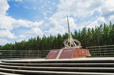 EKATERİNBURG, RUSSIA - 16 Temmuz 2014: Ekaterinburg yakınlarındaki güneşli bir yaz gününde Avrupa ve Asya sınırındaki anıt