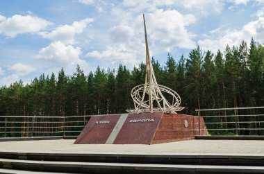 EKATERİNBURG, RUSSIA - 16 Temmuz 2014: Ekaterinburg yakınlarındaki güneşli bir yaz gününde Avrupa ve Asya sınırındaki anıt