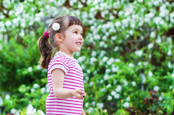 Alegre niña es un mago — Foto de Stock