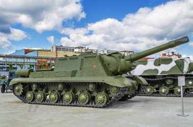 Kendinden tahrikli topçu yükleme ISU 152