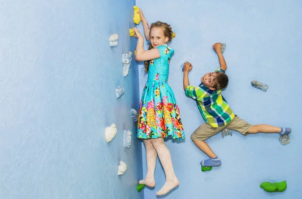 Niños juegan en la pared de escalada —  Fotos de Stock