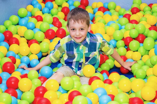 Niño feliz jugando en la piscina seca — Foto de Stock