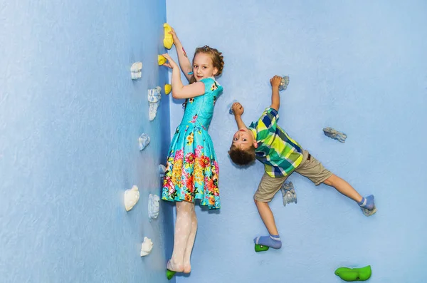 Niños juegan en la pared de escalada — Foto de Stock