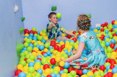 Erkek ve kız kuru havuzda oynarken