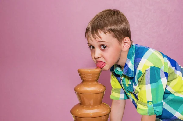 Çikolata çeşmesi ile mutlu çocuk — Stok fotoğraf