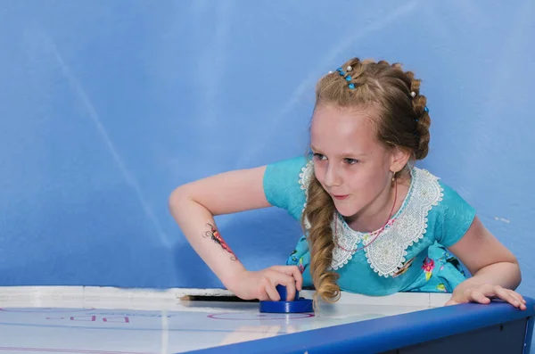 Mädchen spielt Tischhockey — Stockfoto