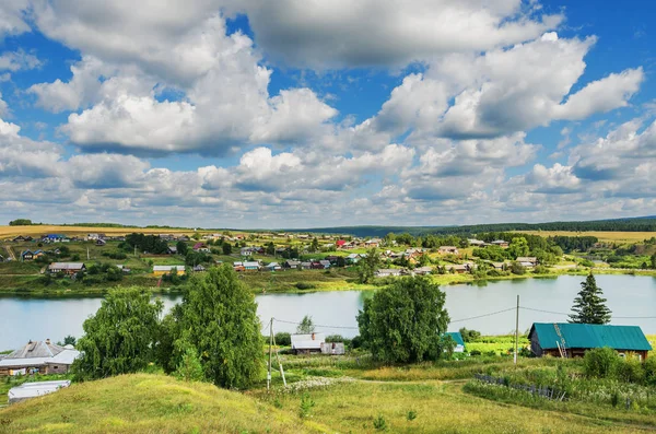 Літній сільський пейзаж — стокове фото