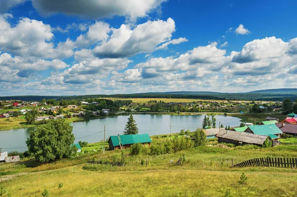 Літній сільський пейзаж — стокове фото