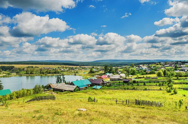 Літній сільський пейзаж — стокове фото