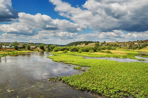 川と雲と美しい田園風景 — ストック写真
