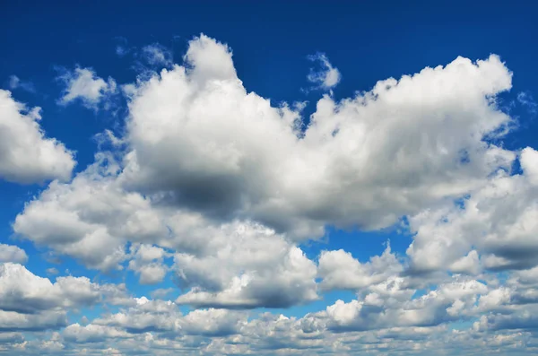 Cumulus wolken op blauwe lucht — Stockfoto