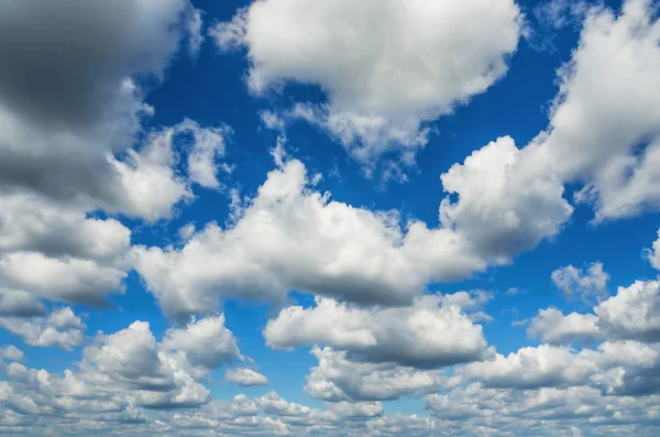 Cumulus wolken op blauwe lucht — Stockfoto