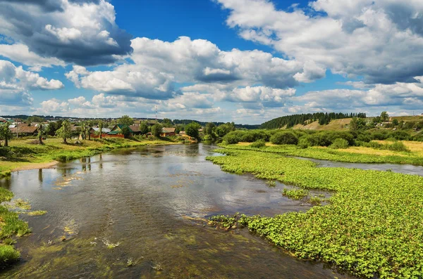 Bela paisagem rural com rio e nuvens Imagens De Bancos De Imagens Sem Royalties