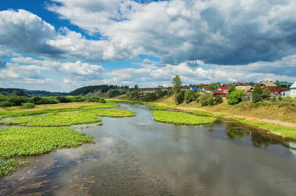 川沿いの村の夏の風景 — ストック写真