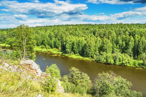 Krajobraz lato. Rzeka Chusovaya — Zdjęcie stockowe