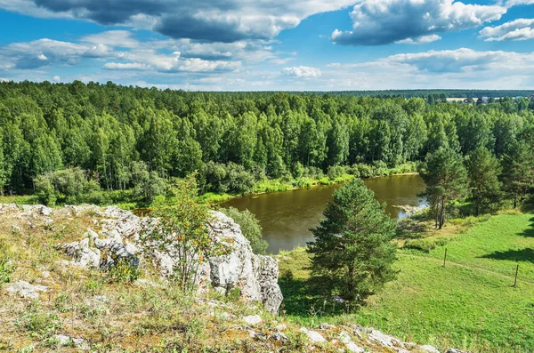 Paisaje de verano. El río Chusovaya — Foto de Stock