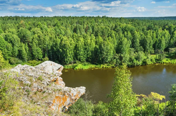 Paisaje de verano. El río Chusovaya — Foto de Stock