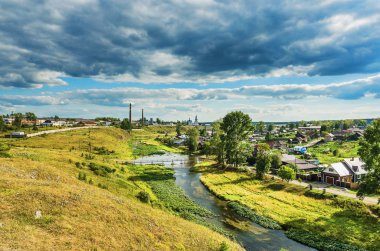 Yaz kırsal manzara nehir ve bulutlar