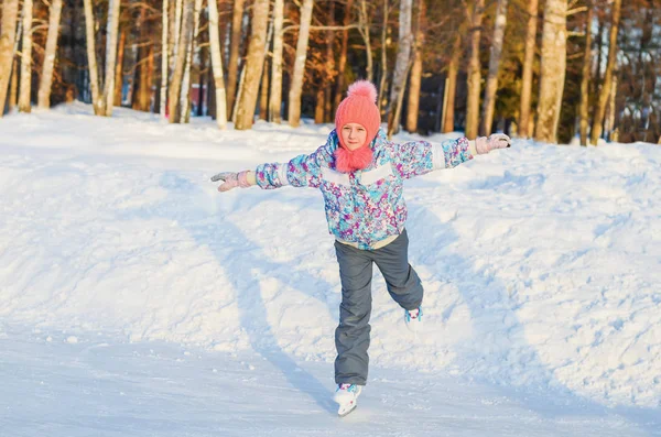 Girl on skates — Stock Photo, Image