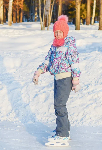 Kleine meisje rolschaatsen — Stockfoto