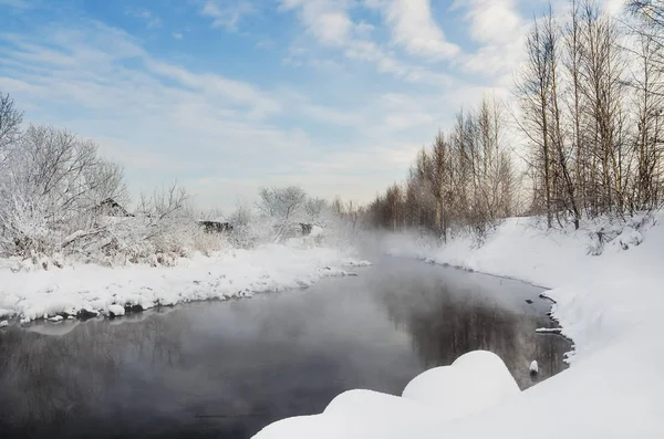 La niebla invernal sobre el río — Foto de Stock