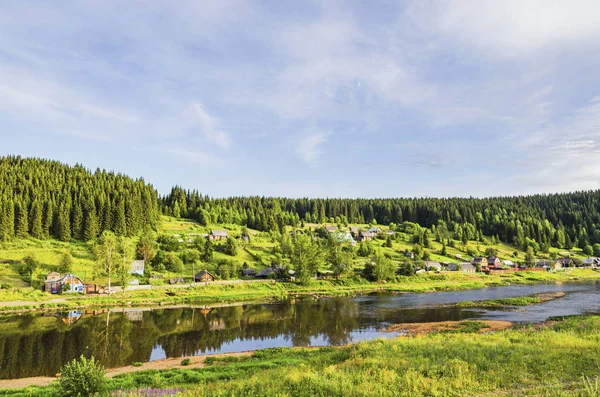 Wioska nad brzegiem rzeki — Zdjęcie stockowe