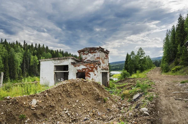 Руїни покинутої будівлі біля річки Ліцензійні Стокові Фото