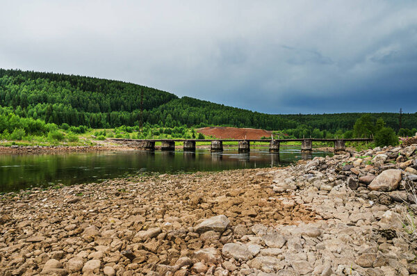 деревянный мост через реку