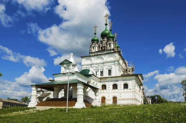 Der Haupttempel der Stadt Solikamsk - die Dreifaltigkeitskathedrale — Stockfoto