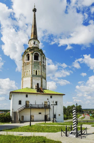 Huvudsakliga bell tower staden Solikamsk, byggt 1713, i sommardag — Stockfoto