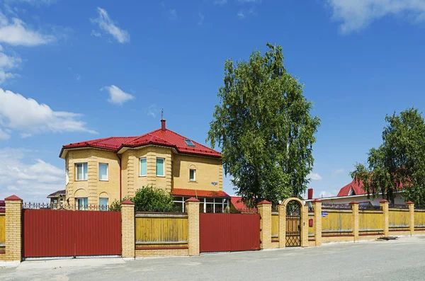 Prachtige twee verdiepingen cottage — Stockfoto