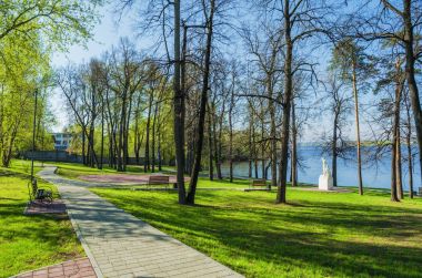 Gölün kıyısında yaz Park