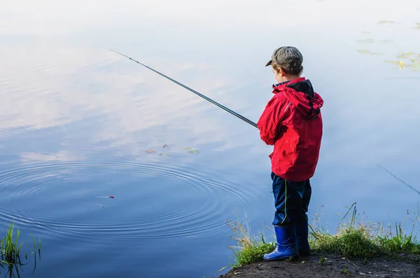 Mały chłopiec łapie ryby — Zdjęcie stockowe