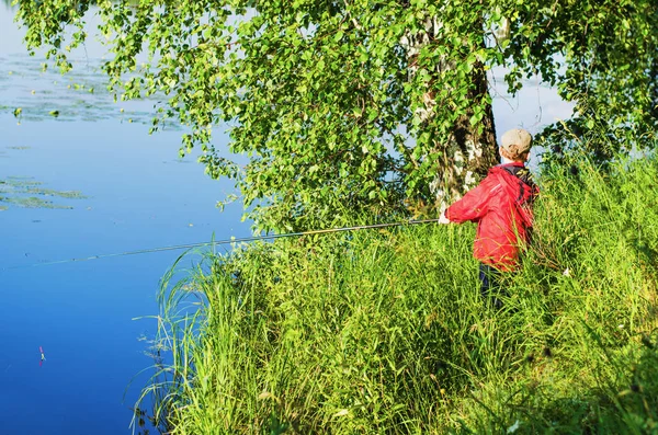 Jongetje op visserij — Stockfoto